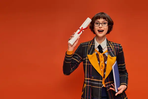 Studente laureato in possesso di diploma, felice ragazza del college in elegante abbigliamento accademico che celebra il successo — Foto stock