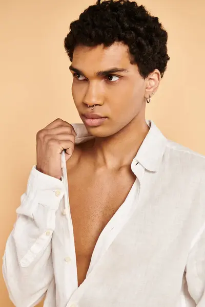 Debonair chic uomo africano americano in elegante abbigliamento bianco guardando lontano sullo sfondo beige — Foto stock