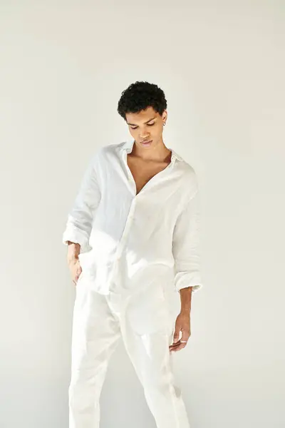 Sophistiqué élégant homme afro-américain en lin chic vêtements regardant loin sur fond beige — Photo de stock