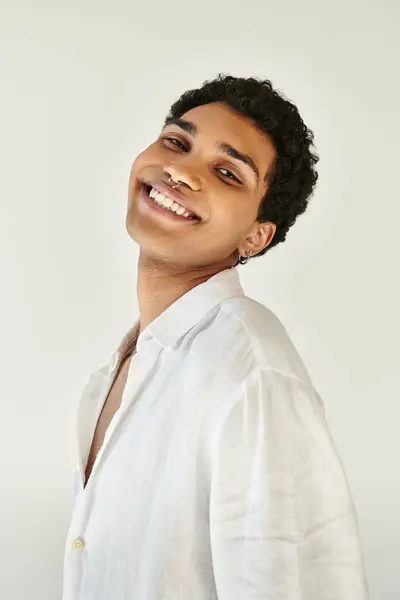 Alegre sofisticado afroamericano hombre en ropa de lino sonriendo a la cámara sobre fondo beige - foto de stock