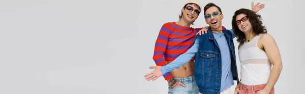 Tre chic attraente gay amici in vibrante alla moda abiti con occhiali da sole, orgoglio mese, banner — Foto stock