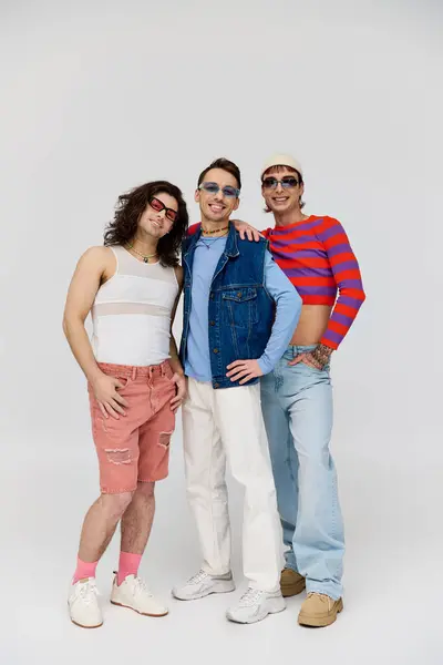 Tre modish attraente gay amici in vibrante trendy abiti con chic occhiali da sole, orgoglio mese — Foto stock
