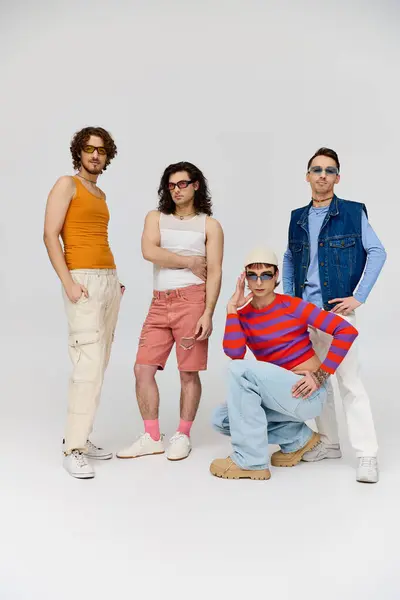 Чотири красиві веселі гей-друзі зі стильними сонцезахисними окулярами позують активно разом, місяць гордості — стокове фото