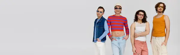 Чотири привабливі веселі гей-друзі зі стильними сонцезахисними окулярами позують активно разом, місяць гордості — стокове фото