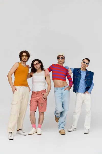 Четыре модных весёлых друга-гея в стильных солнцезащитных очках, позирующих вместе, месяц гордости — стоковое фото