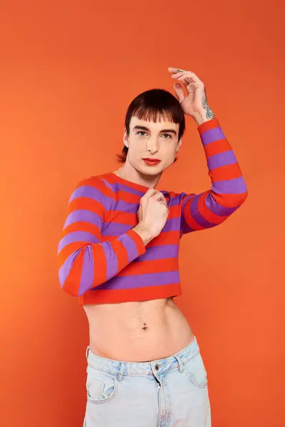 Positivo atraente elegante gay homem com vibrante maquiagem em modish casual roupa, orgulho mês — Stock Photo