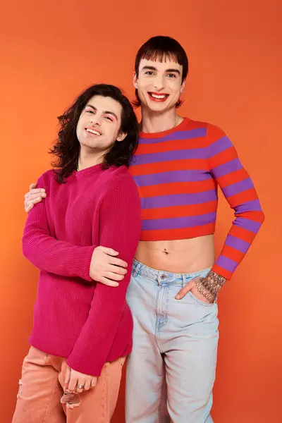Привлекательные стильные весёлые друзья-геи в яркой одежде, счастливо позирующие вместе, месяц гордости — стоковое фото