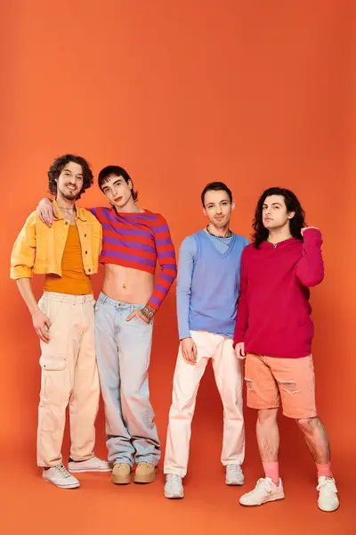 Allegro modish gay gli uomini con il trucco in vibrante abiti posa attivamente insieme, orgoglio mese — Foto stock