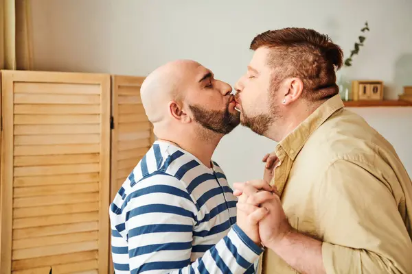 Um casal gay de pé lado a lado, irradiando companheirismo e unidade. — Fotografia de Stock