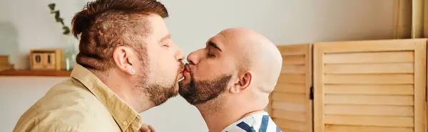 Un momento tenero tra una coppia gay mentre condividono un bacio nella loro accogliente stanza. — Foto stock