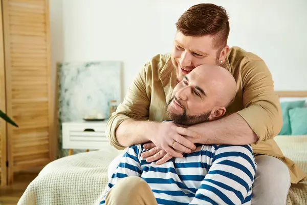 Zwei Männer sitzen nebeneinander auf einem Bett. — Stockfoto