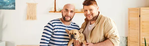 Gay casal serenamente segurando um francês bulldog no casa. — Fotografia de Stock