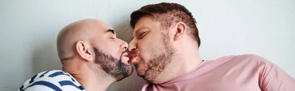 Una coppia gay esprime affetto davanti a un muro. — Foto stock