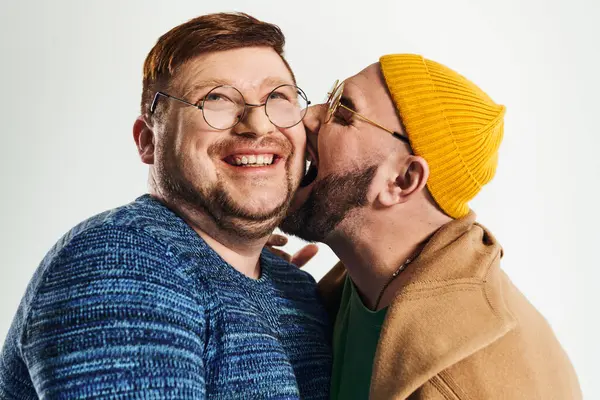 Um par de homens de pé de perto, exalando amor e união. — Fotografia de Stock