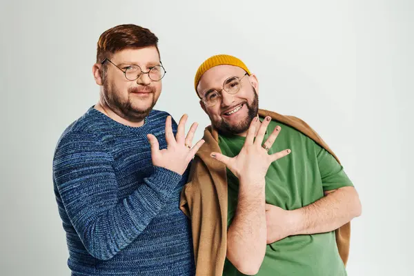 Dois homens estão de frente um para o outro, posando para uma foto. — Fotografia de Stock