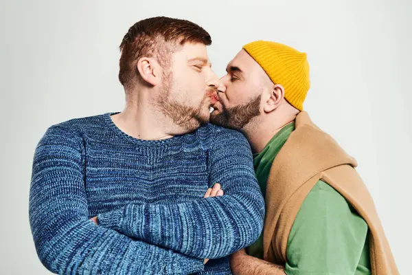 Dois homens unidos, mostrando amor e companheirismo. — Fotografia de Stock