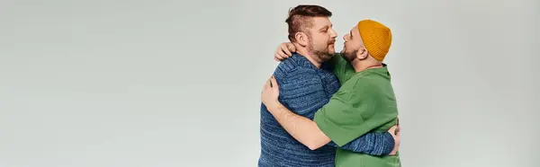 Two men standing together and looking at each other. — Stock Photo