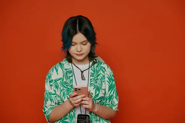 Une adolescente aux cheveux bleus vibrants regarde son téléphone portable dans un cadre de studio — Photo de stock