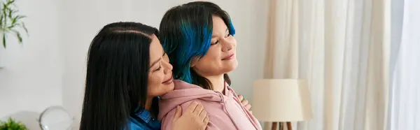 An Asian mother and her teenage daughter, clad in casual attire, enjoy quality time together at home. — Stock Photo