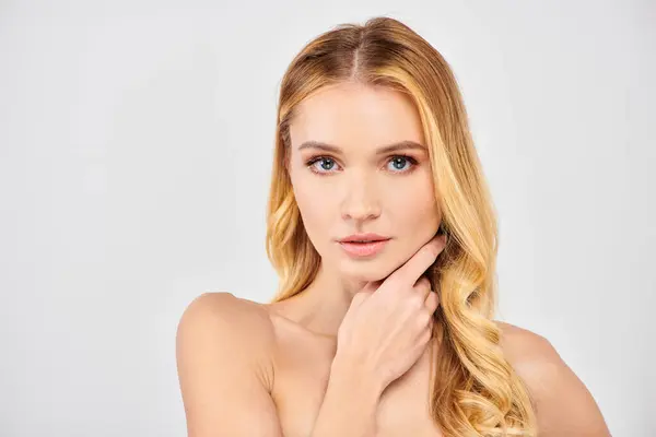 Young woman strikes a thoughtful pose with hand resting on chin. — Stock Photo