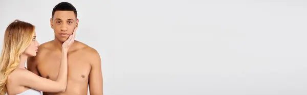 A man and woman posing on a white backdrop. — Stock Photo