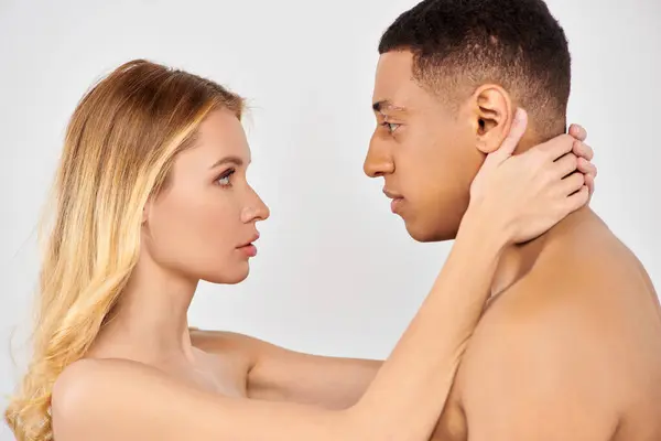 Un homme et une femme se touchent tendrement le cou. — Photo de stock