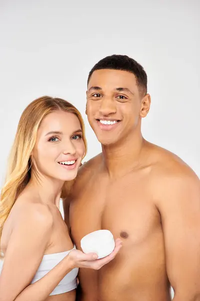 A trendy couple poses lovingly during a skincare routine. — Stock Photo