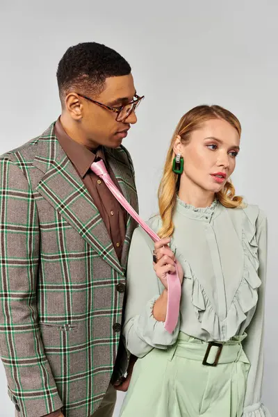Um casal marcando uma pose juntos em um momento encantador. — Fotografia de Stock