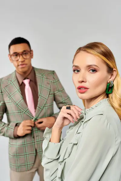 A man and a woman striking a pose together. — Stock Photo