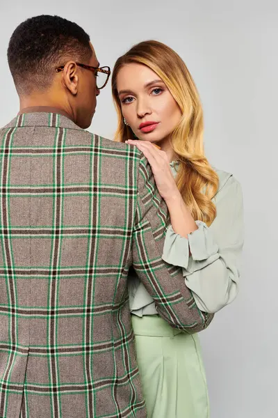 Un uomo e una donna che si abbracciano davanti a uno sfondo bianco. — Foto stock