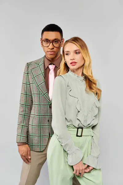 Un hombre y una mujer hacen una pose amorosa juntos. - foto de stock