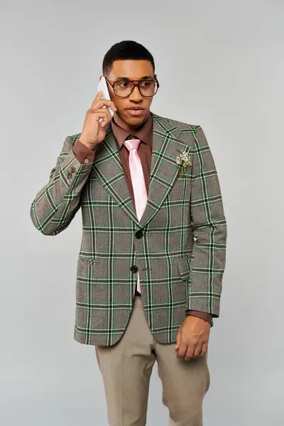 Elegante uomo in giacca a scacchi che parla al cellulare. — Foto stock