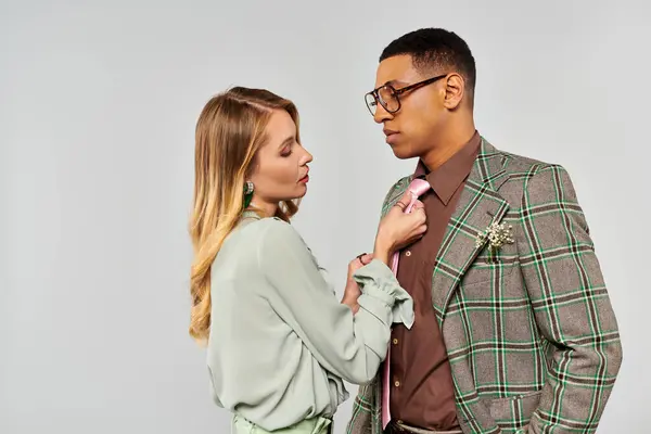 Un homme et une femme dans une étreinte aimante, posant gracieusement pour un portrait. — Photo de stock