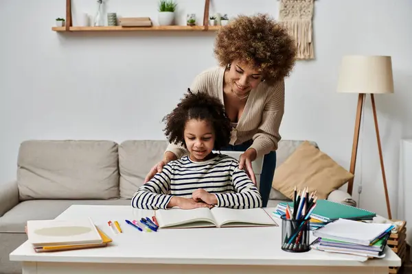 Happy madre e figlia afroamericana studiano insieme a casa, concentrandosi sui compiti. — Foto stock