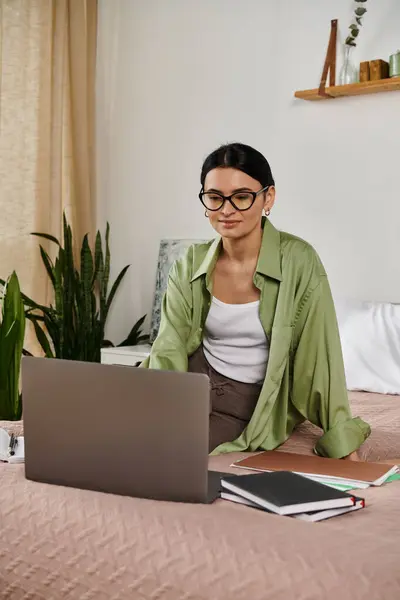 Mulher em traje casual trabalhando no laptop no quarto acolhedor. — Fotografia de Stock