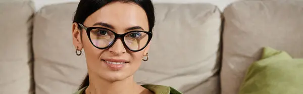 Stylish woman with glasses relaxes and looking at camera. — Stock Photo