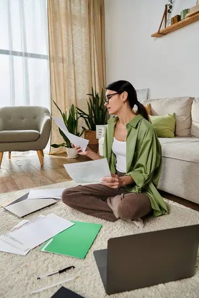 Frau in Freizeitkleidung arbeitet am Laptop auf dem Fußboden. — Stockfoto