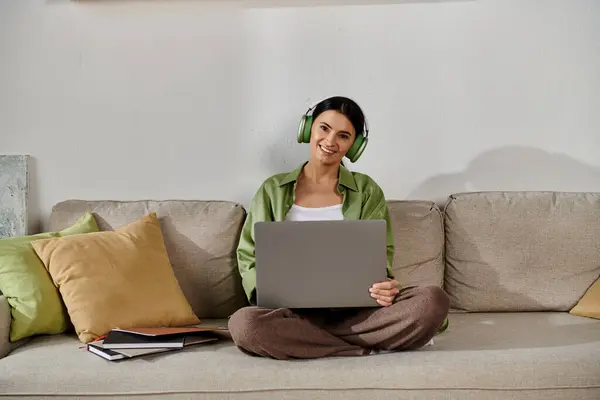 Casual woman working on laptop on couch. — Stock Photo