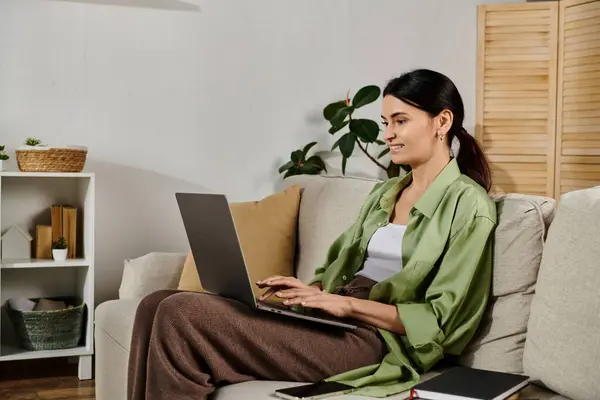 Woman in casual attire immerses in freelance work on laptop. — Stock Photo