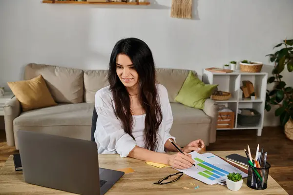 Frau in Freizeitkleidung arbeitet am Laptop am Tisch. — Stockfoto
