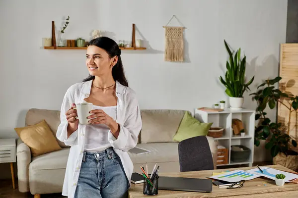 Femme élégante profitant du café dans un espace de vie chaleureux. — Photo de stock