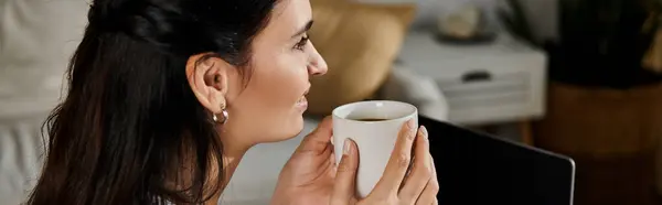 Una donna in abbigliamento casual che si gode una calda tazza di caffè. — Foto stock