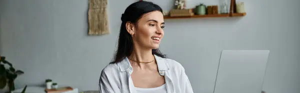 Mulher em traje casual trabalhando no laptop de casa. — Fotografia de Stock