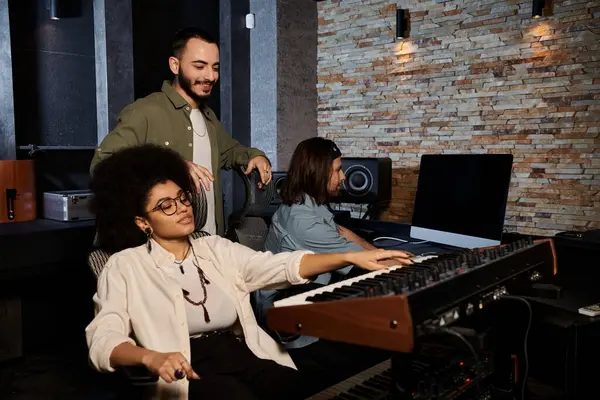 Eine vielfältige Gruppe von Individuen arbeitet in einem Tonstudio zusammen, spielt leidenschaftlich Musikinstrumente und nimmt Gesang auf. — Stockfoto