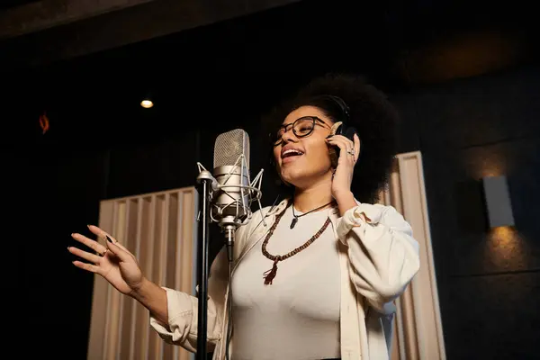 Talentierte Frau singt bei Musikband-Probe im Tonstudio leidenschaftlich ins Mikrofon. — Stockfoto