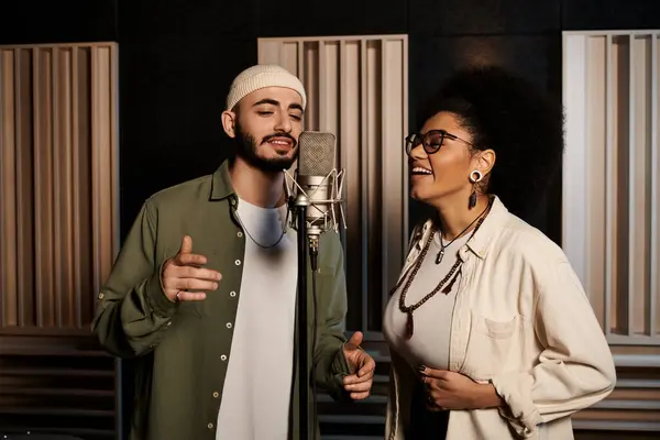 Un uomo e una donna cantano appassionatamente insieme in uno studio di registrazione, creando bellissime armonie per le loro prove musicali. — Foto stock
