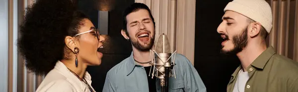 Una banda musicale fa le prove in uno studio di registrazione, cantando in armonia mentre è circondata da apparecchiature sonore e microfoni. — Foto stock