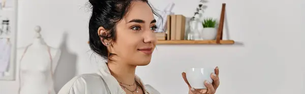 Eine stilvolle Frau hält gelassen eine dampfende Tasse Kaffee in der Hand. — Stockfoto