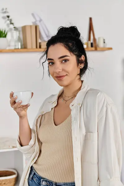 Young woman in casual holding a cup of coffee. — Stock Photo