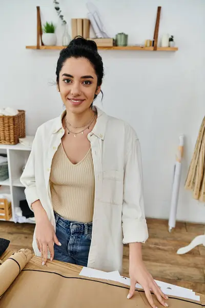 Молодая женщина в повседневной одежде upcycling одежды и улыбаясь в камеру. — стоковое фото